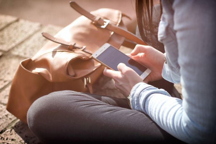 Jonge vrouw maakt examen