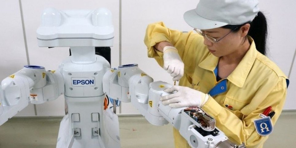 Medewerker van Epson aan het werk met een robot