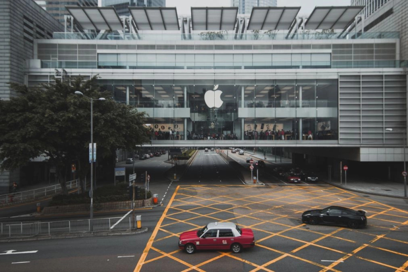 Beantwoord: waarom hangen er wereldwijd zwarte doeken voor Apple Stores?