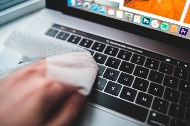 Een glanzend schone computer met magische schoonmaaksets 