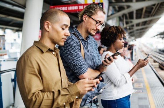 Drie personen houden telefoon vast